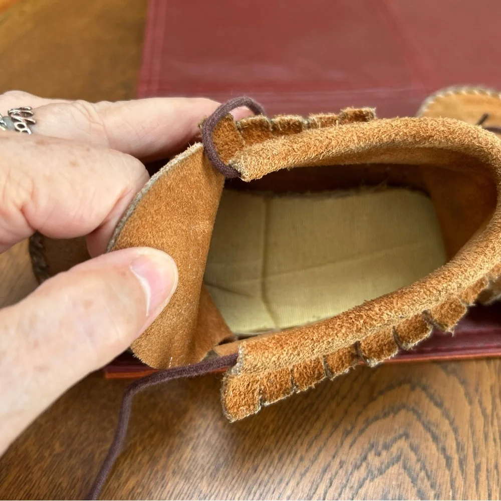 Vintage child’s Indian Moccasins Fringe sides, foam innersole. Size 6.